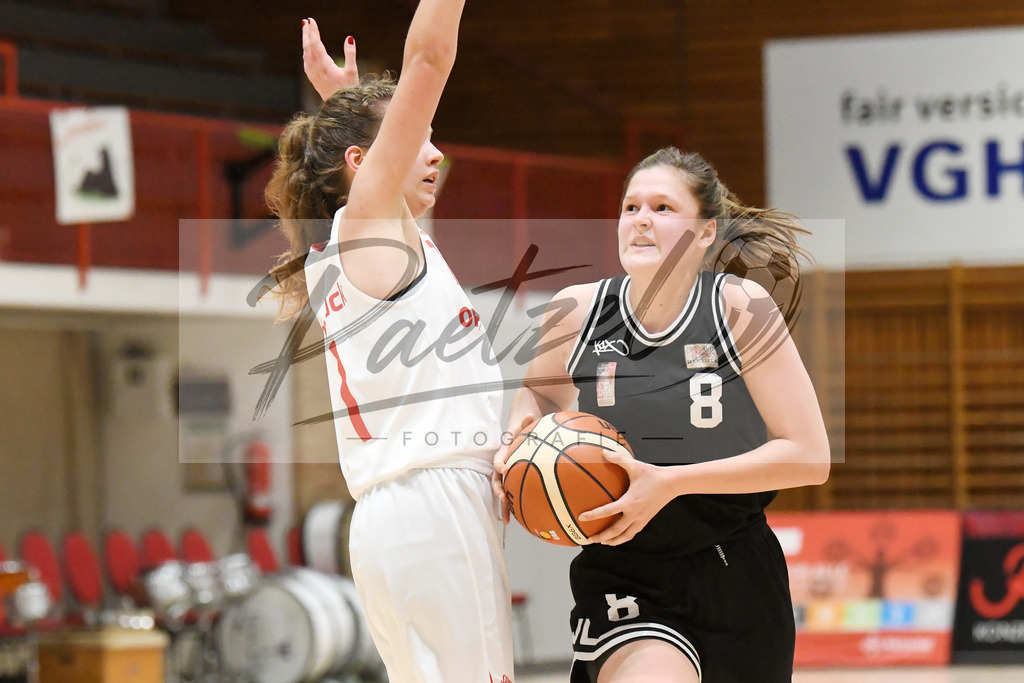 20200126_OSCTGN_0038 | Basketball, Juniorinnen: Marieke Köster (OSC Junior Panthers) und Jana Schnelle (TG Neuss Junior Tigers) im Zweikampf beim Spiel der WNBL zwischen OSC Junior Panthers vs. TG Neuss Junior Tigers am 26.01.2020 im Panthers Dome in Osnabrück, Deutschland.(Foto von Nico Paetzel) - Realisiert mit Pictrs.com