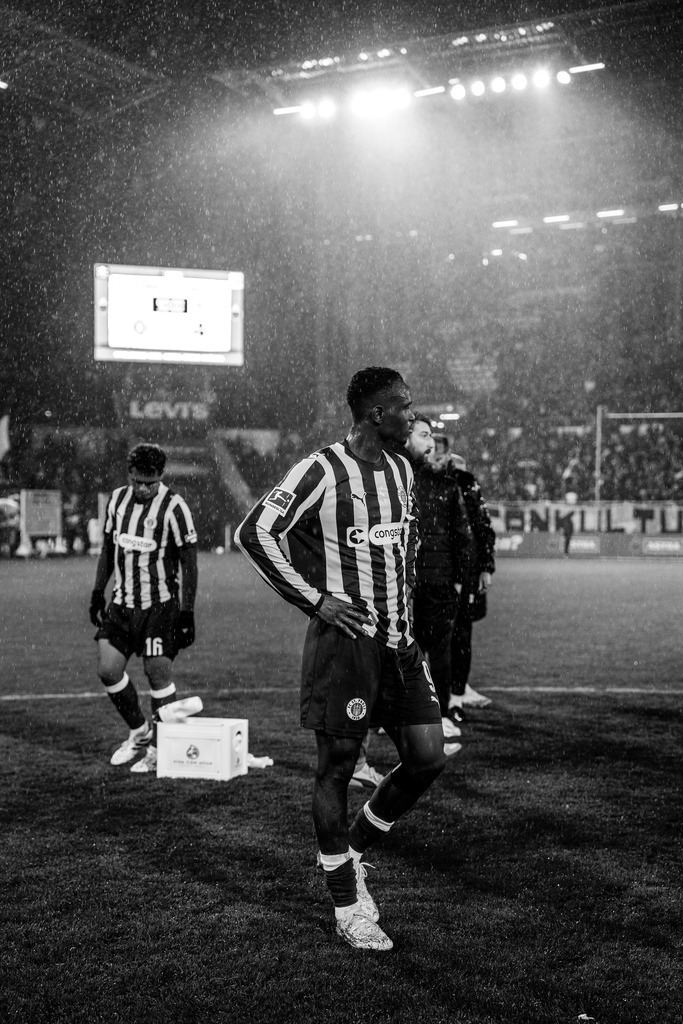 HEV05655 | Der offizielle Shop für FC St. Pauli Fotos. Wähle aus Spielszenen & Fanmomenten dein FCSP Wunschformat. Wir liefern Millerntor-Atmosphäre.