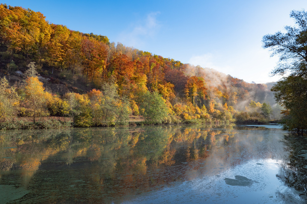 Sonnenaufgang im Herbst beim Talweiher Anwil | Schöne Fotografien aus der Stadt und der Natur zum bestellen oder selber hochladen. Druck auf Foto, Postkarte, Kalender, FineArt Hahnemühle, Alu-Dibond , Akustikbilder zur Absorption von Schall und Lärm etc. - Realisiert mit Pictrs.com