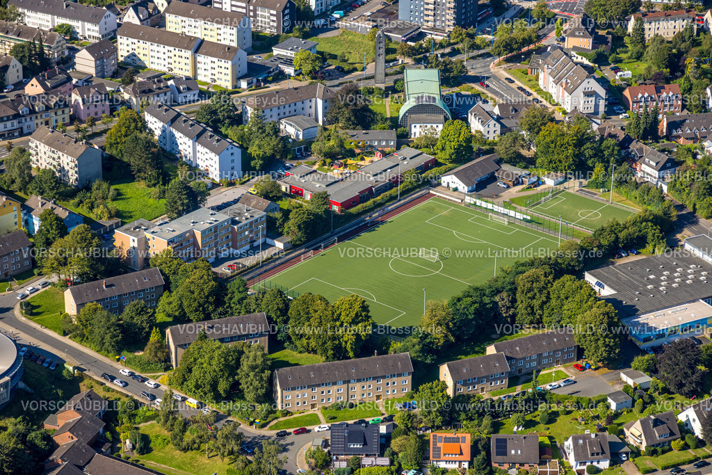 Velbert240812746 | Luftbild, Sportplatz Fußballstadion Am Berg, St. Paulus kath. Kirche und St. Paulus Kindergarten, Velbert, Ruhrgebiet, Nordrhein-Westfalen, Deutschland