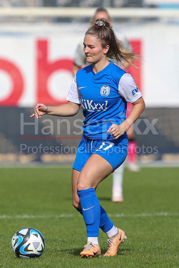 Fussball, DFB-Pokal Frauen, SV Meppen - Bayer 04 Leverkusen | v.li.: Noreen Günnewig (SV Meppen, 17) am Ball, Einzelbild, Ganzkörper, Aktion, Action, Spielszene, DIE DFB-RICHTLINIEN UNTERSAGEN JEGLICHE NUTZUNG VON FOTOS ALS SEQUENZBILDER UND/ODER VIDEOÄHNLICHE FOTOSTRECKEN. DFB REGULATIONS PROHIBIT ANY USE OF PHOTOGRAPHS AS IMAGE SEQUENCES AND/OR QUASI-VIDEO.