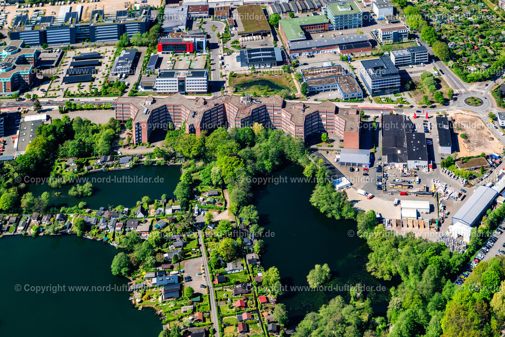 Hamburg_Tonndorf_Wohn_und_Geschäftshaus_Am_Stadtrand_Pohlmannteich_ELS_3901010525 | HAMBURG 01.05.2025 Bürogebäude des Verwaltungs- und Geschäftshauses Am Stadtrand im Ortsteil Tonndorf in Hamburg, Deutschland. // Office building on the outskirts in the district Tonndorf in Hamburg, Germany. Foto: Martin Elsen