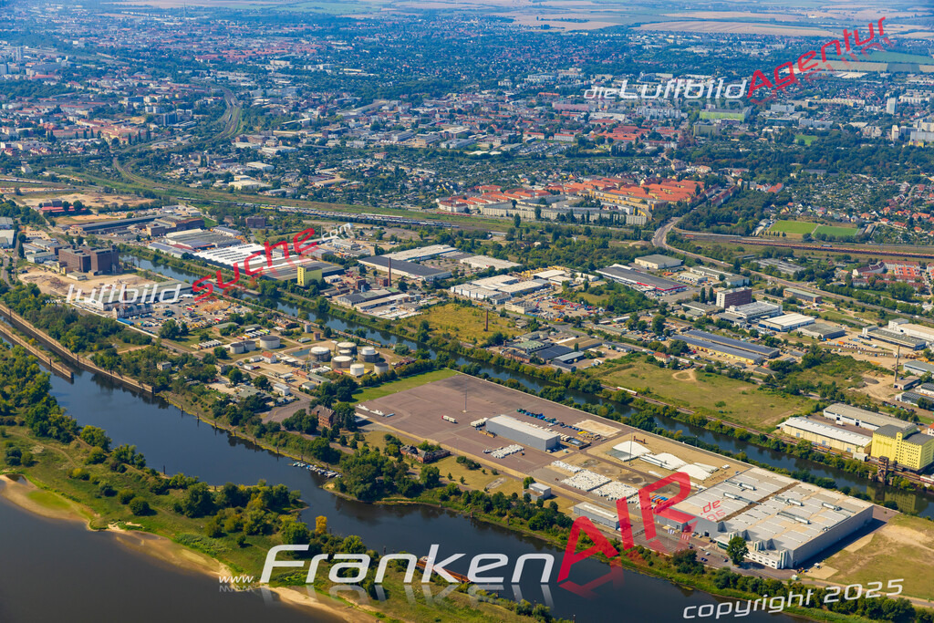 Schrägluftbild  Industriehafen  Magdeburg - Das Luftbild wurde 2025 vom UL-Flugzeug heraus erstellt (ohne Drohne- keine Drohnenaufnahme ) - Hochauflösende Luftaufnahme -Nicht vergleichbar mit Google Maps oder Satelittenbilder- Die Geschenkidee !Mit Lizenz und Bildrechte bestellbar