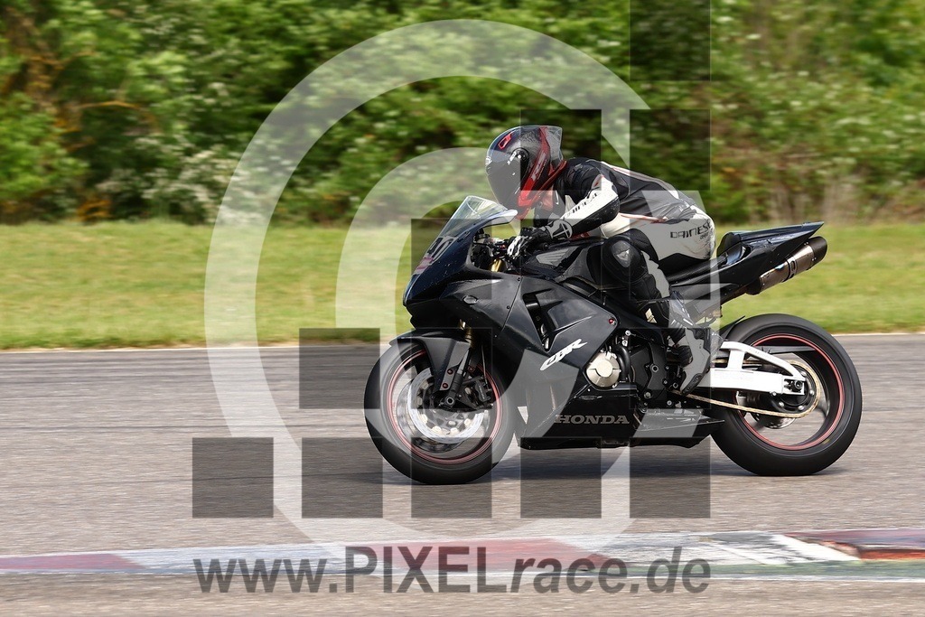 0140-20250503_02563 | Schöne Erinnerungen an spannende Momente - das festzuhalten ist unser Job. PIXELrace.de ist seit 2003 auf den Rennstrecken Europas unterwegs um die Action draußen beim Fahren und die wunderbare Stimmung imm Fahrerlager für euch einzufangen.