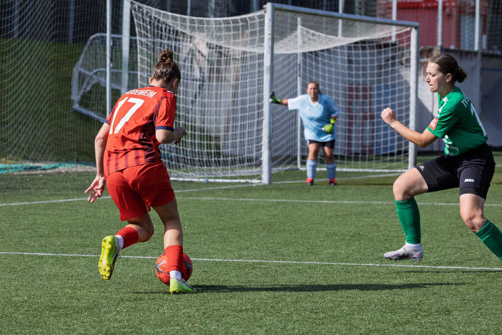 FCHSTE_250921_1418 | 1.FC Heidenheim 1846 II vs. TV Steinheim, Fußball, Frauen, Bezirksliga, 2025/2026, 2.Spieltag, 21.09.2025 in Heidenheim, Kunstrasen b. Voith-Arena West(Foto: Michael Bulling) - Realisiert mit Pictrs.com
