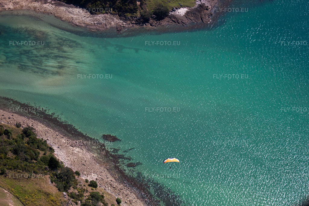 Vue aérienne: Surface de l'eau sur la côte maritime de la baie de McGregor dans le district Coromandel dans Wyuna Bay à le quartier Wyuna Bay in Coromandel dans le département Waïkato, Nouvelle-Zélande.Photo: IMG_55693.jpg prise le 12/01/2013 par Werner Riehm/FLY-FOTO.euRésolution de l'original: 4752 x 3168 px