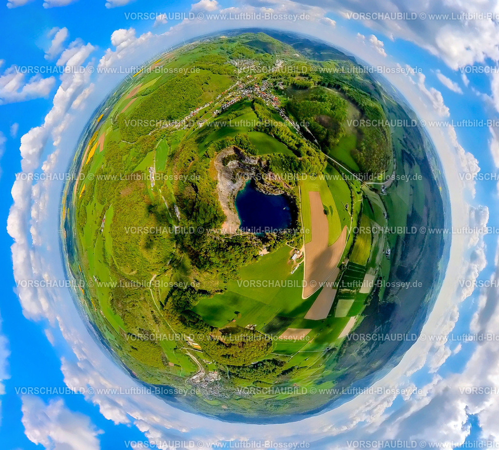 Brilon240590458SeeImBergMuehlenberg | Luftbild, See im Berg, kreisrunder Steinbruchsee im Naturschutzgebiet Mühlenberg, Tauchgewässer bestehend nur aus Regenwasser, Taucher bei der Ausbildung, Erdkugel, Fisheye Aufnahme, Fischaugen Aufnahme, 360 Grad Aufnahme, tiny world, little planet, fisheye Bild, Messinghausen, Brilon, Sauerland, Nordrhein-Westfalen, Deutschland