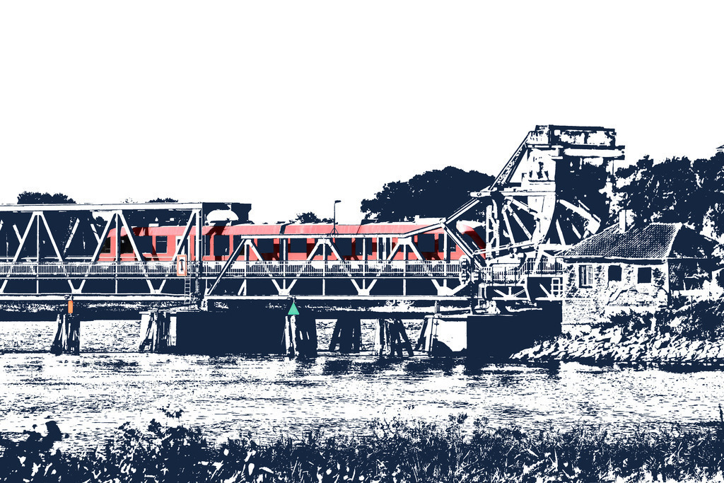 Photoart: Zugbrücke an der Schlei | Dieses Wandbild im Querformat zeigt die alte Schleibrücke in Lindaunis. Auf der Schleibrücke befindet sich die Regionalbahn. Der Titel Zugbrücke spielt genau mit diesem Sachverhalt. Um den Zug mehr in den Mittelpunkt zu rücken, wurden die Farben in der Umgebung auf ein dunkles blau reduziert. Der Zug sowie zwei Hinweistafeln an der Brücke wurden durch Ihre natürlichen Farben hervorgehoben. Da es an der in die Jahre gekommende Brücke oft technische Defekte gab, fiel der Zug häufig aus. In diesen Fällen mussten Reisende lange Umwege über Kappeln oder Schleswig in Kauf nehmen. Daher gehört dieses Bild ebenfalls zur Photoartserie Entschleunigung an der Schlei. - Realisiert mit Pictrs.com