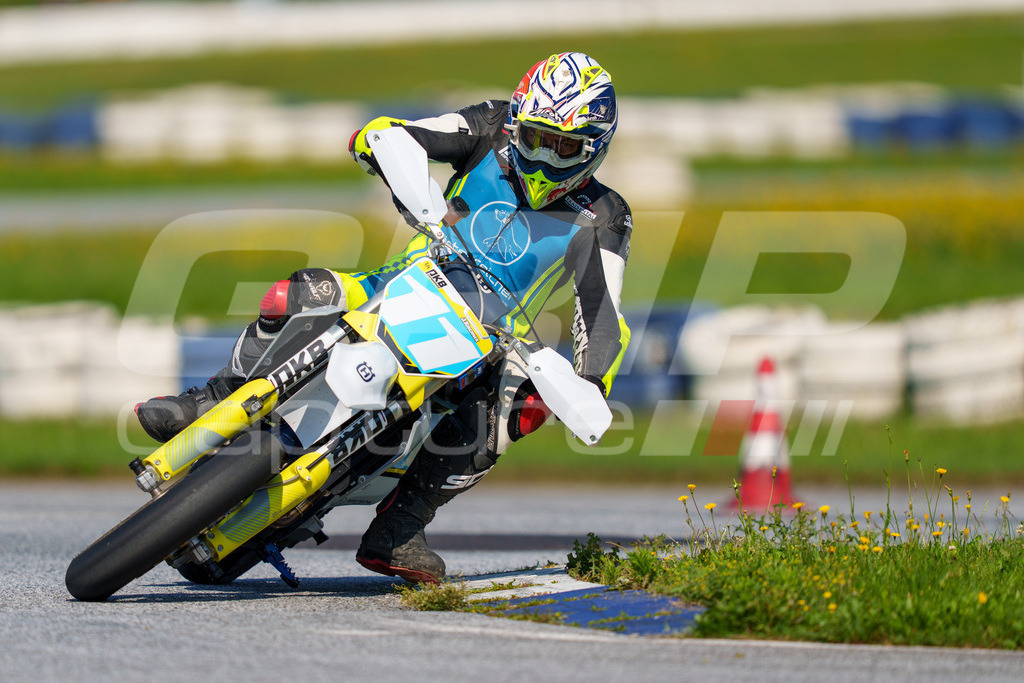 SuperMoto_Staatsmeisterschaft_Greinbach_212 | GRIPcapture steht für authentische Sportfotografie in Österreich – für Momente, die mehr sind als Geschwindigkeit oder Ergebnis. Es geht um Emotion, Spannung, Fokus und den Augenblick, der oft nur einen Wimpernschlag dauert.Ob Motorsport, Teamsport oder 