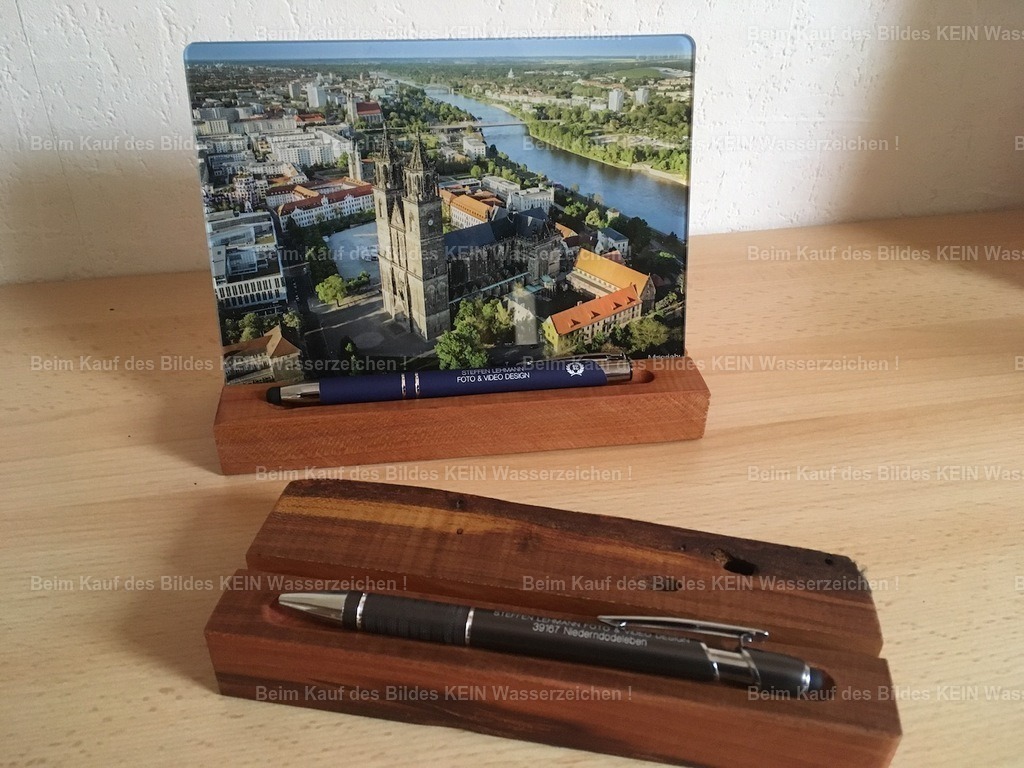 luftbild-magdeburg-tischler-magdeburger-platte-steffen-lehmann | Ein Luftbild des Magdeburger Doms auf Acrylglas – ergänzt durch einen individuell angefertigten Holzaufsteller. Den Aufsteller ließ ich bei einem regionalen Tischler anfertigen. Die Idee dahinter war, der „Magdeburger Platte®“ nicht einfach irgendeine Halterung mitzugeben, sondern eine passende und wertige Lösung aus Holz.So entstand aus dem Luftbild von Magdeburg und dem handgefertigten Aufsteller ein kleines regionales Präsent, bei dem Fotografie und regionales Handwerk zusammenkommen. - Realisiert mit Pictrs.com