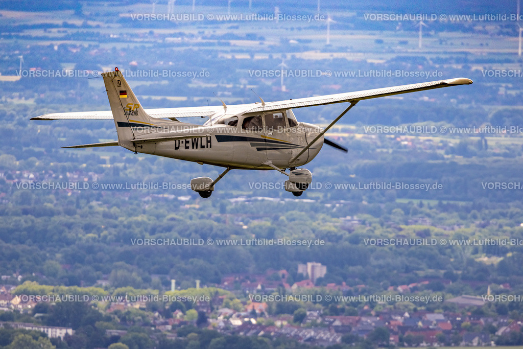 Hamm220601371Cessna_EWLH-10 |  Luftbild air to air, Cessna 172S Skyhawk SP auf einem Rundflug über Hamm, Allgemeine Luftfahrt, Privatfliegerei, Heessen, Hamm, Ruhrgebiet, Nordrhein-Westfalen, Deutschland