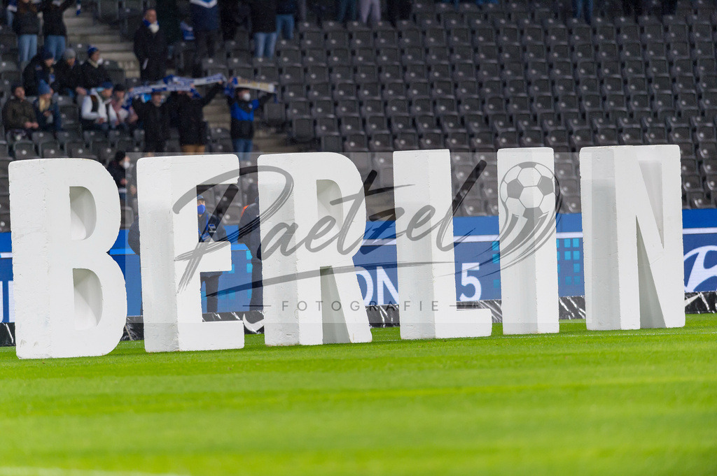 BSCRBL20220220_117 | Fussball, Herren: . Schriftzug Berlin bei dem Spiel der 1. Bundesliga zwischen Hertha BSC und RB Leipzig im Olypiastadion am 20.02.2022 in Berlin, Deutschland.DFB / DFL REGULATIONS PROHIBIT ANY USE OF PHOTOGRAPHS AS IMAGE SEQUENCES AND/OR QUASI-VIDEO. - Realisiert mit Pictrs.com