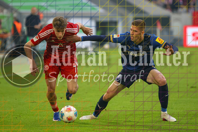 10.04.2026, GER, Fussball, Herren, 2. BL, Saison 2025/2026, Fortuna Düsseldorf - Holstein Kiel | Luca Raimund (Fortuna Düsseldorf) und Marko Ivezic (Kiel) im Kampf um den Ball 
