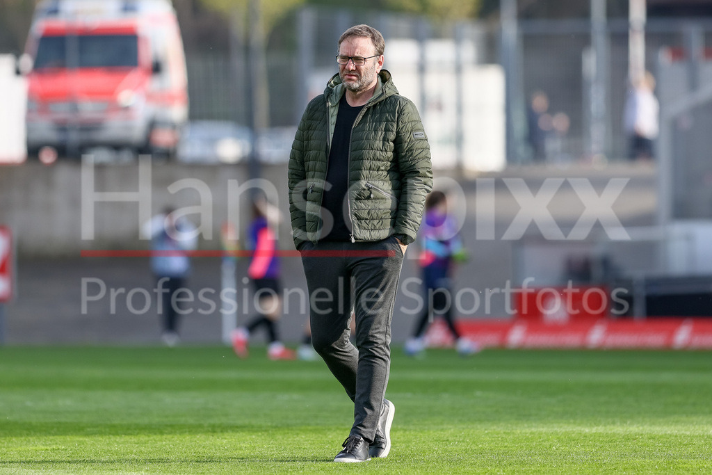 Fussball, Google Pixel Frauen-Bundesliga, SGS Essen - SV Werder Bremen | v.li.: Thomas Horsch (Trainer, Cheftrainer, SV Werder Bremen), DIE DFB-RICHTLINIEN UNTERSAGEN JEGLICHE NUTZUNG VON FOTOS ALS SEQUENZBILDER UND/ODER VIDEOÄHNLICHE FOTOSTRECKEN. DFB REGULATIONS PROHIBIT ANY USE OF PHOTOGRAPHS AS IMAGE SEQUENCES AND/OR QUASI-VIDEO.