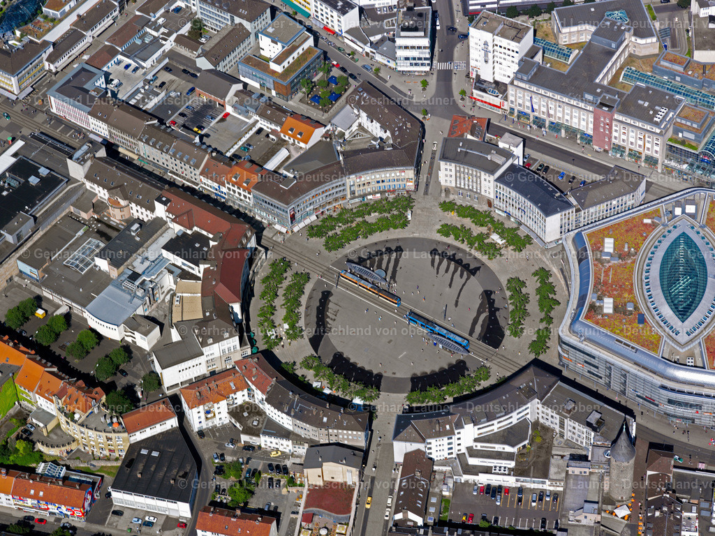 2508243 | Der Königsplatz ist ein runder Platz im Zentrum von Kassel. Er trennt die Obere von der Unteren Königsstraße und wird von der Straßenbahn zentral durchquert, die entlang dieser Straßen verkehrt. Insgesamt münden sechs Straßen auf den Königsplatz. Heute ist er Teil der Fußgängerzone in der Innenstadt