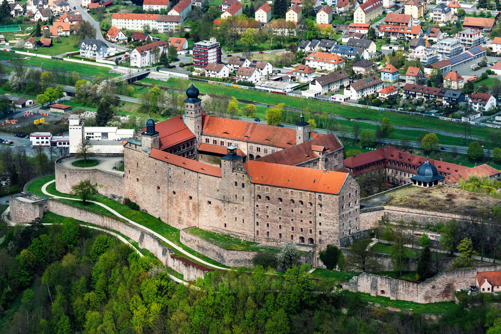 dr__0095345.jpg | KULMBACH 28.04.2022 Burganlage der Veste Plassenburg und Altstadt von Kulmbach in Kulmbach im Bundesland Bayern, Deutschland. // Castle of the fortress Plassenburg and Altstadt von Kulmbach in Kulmbach in the state Bavaria, Germany. Foto: Daniel Reiter