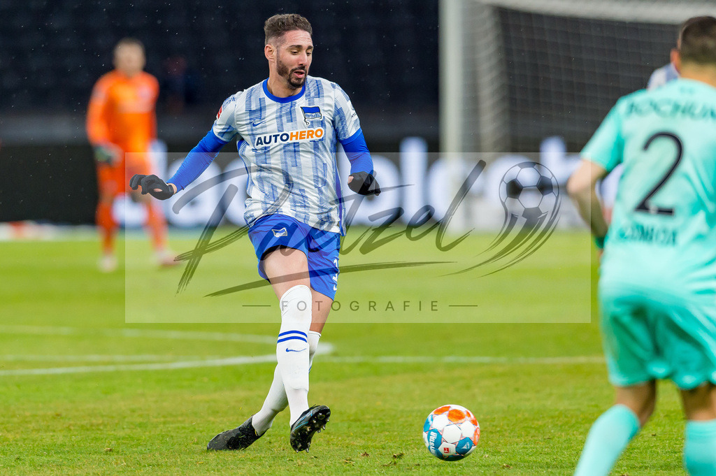 HERBOC20220204_245 | Fussball, Herren: Ishak Belfodil (Hertha BSC) in Aktion, am Ball, Einzelaktion bei dem Spiel der 1. Bundesliga zwischen Hertha BSC und VfL Bochum im Olypiastadion am 04.02.2022 in Berlin, Deutschland.DFB / DFL REGULATIONS PROHIBIT ANY USE OF PHOTOGRAPHS AS IMAGE SEQUENCES AND/OR QUASI-VIDEO. - Realisiert mit Pictrs.com