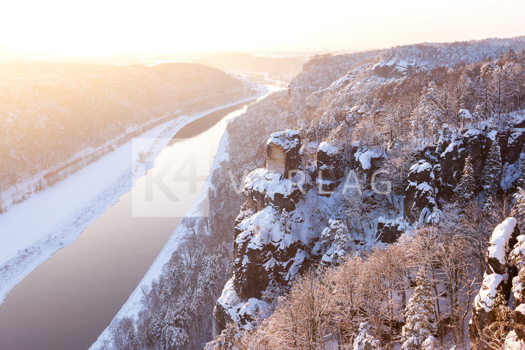 Wandbild-Wartturm-Rathen-Bastei-Winter_8J90159 | Von der Bastei blickt man auf den verschneiten Wartturm über der Elbe in der Sächsischen Schweiz im Elbsandsteingebirge - Realisiert mit Pictrs.com