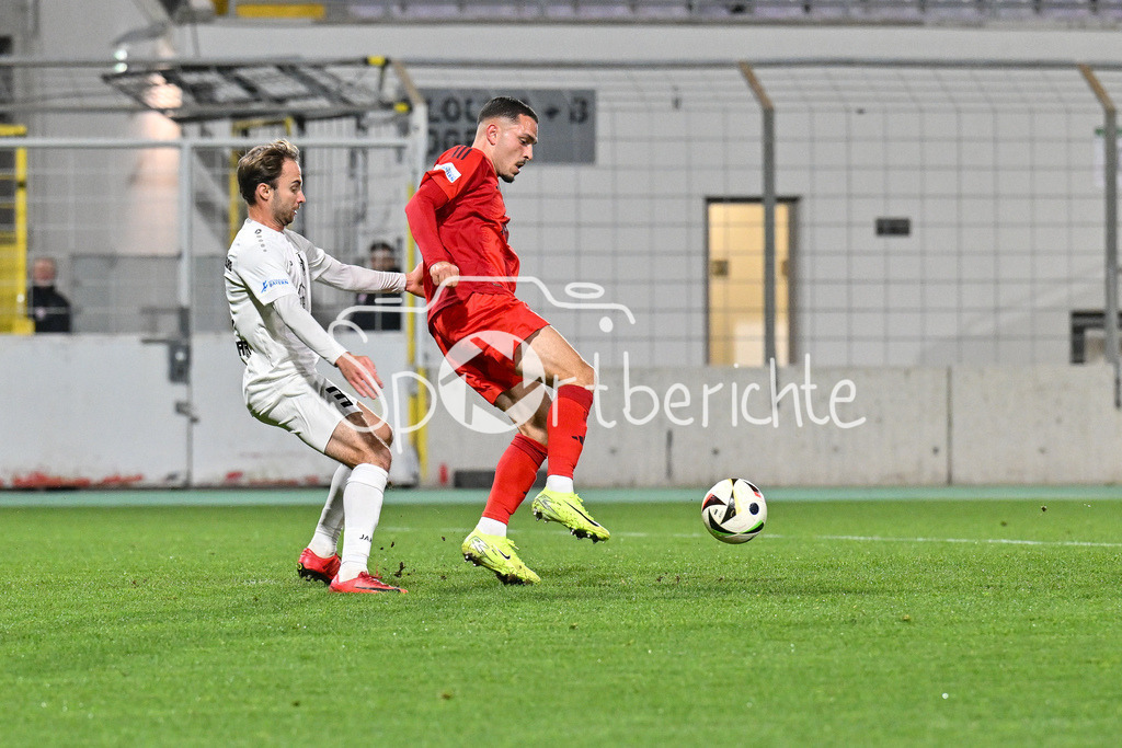 FC Bayern Amateure - TSV Schwaben Augsburg | im Duell Nicola Della SCHIAVA (TSV #3) und Arijon IBRAHIMOVIC (FC Bayern München II #10) / Zweikampf / Regionalliga Bayern: FC Bayern Muenchen II - TSV Schwaben Augsburg, Gruenwalder Stadion am am 25.10.2024