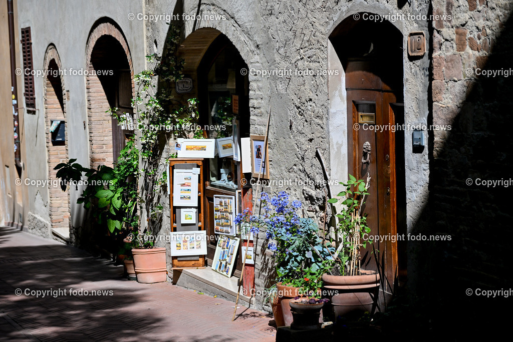 Italien_ Toskana_ San Gimignano_ 31.05.2024-64 | 31.05.2024, Italien, ITA, Toskana, San Gimignano im Bild Stadtansichten Gebäude, Architektur, Touristen, Historisch, Souvenir, Ansichten der berühmten Stadt San Gimignano in der Toskana-Italien - View of the famous town San Gimignano in Tuscany-ItalySan Gimignano ist eine italienische Kleinstadt in der Toskana mit einem mittelalterlichen Stadtkern. San Gimignano wird auch die Stadt der Türme genannt. Die Stadt liegt in der Provinz Siena. Sie gehört neben Florenz, Siena und Pisa zu den von Touristen meist besuchten Zielen in der Toskana.