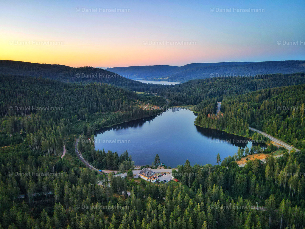 Windgfällweiher mit Schluchsee im Hintergrund  | default - Realisiert mit Pictrs.com