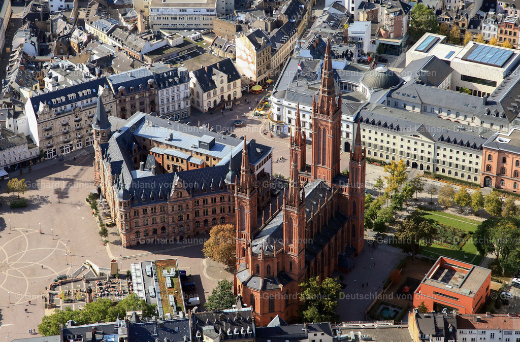 3070097 | Die neugotische Marktkirche in Wiesbaden ist die evangelische Hauptkirche der hessischen Landeshauptstadt. Sie wurde in den Jahren 1853 bis 1862 von Carl Boos als Nassauer Landesdom am Schlossplatz erbaut und war seinerzeit der größte Backsteinbau des Herzogtums Nassau.