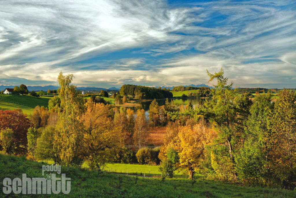 Herbststimmung bei Waltershofen im Allgäu mit Blick auf die Wuhrmühle und die Alpen. Am Horizont ragt der Säntis majestätisch über die herbstlich gefärbte Landschaft. | Herbststimmung bei Waltershofen im Allgäu mit Blick auf die Wuhrmühle und die Alpen. Am Horizont ragt der Säntis majestätisch über die herbstlich gefärbte Landschaft. - Realisiert mit Pictrs.com