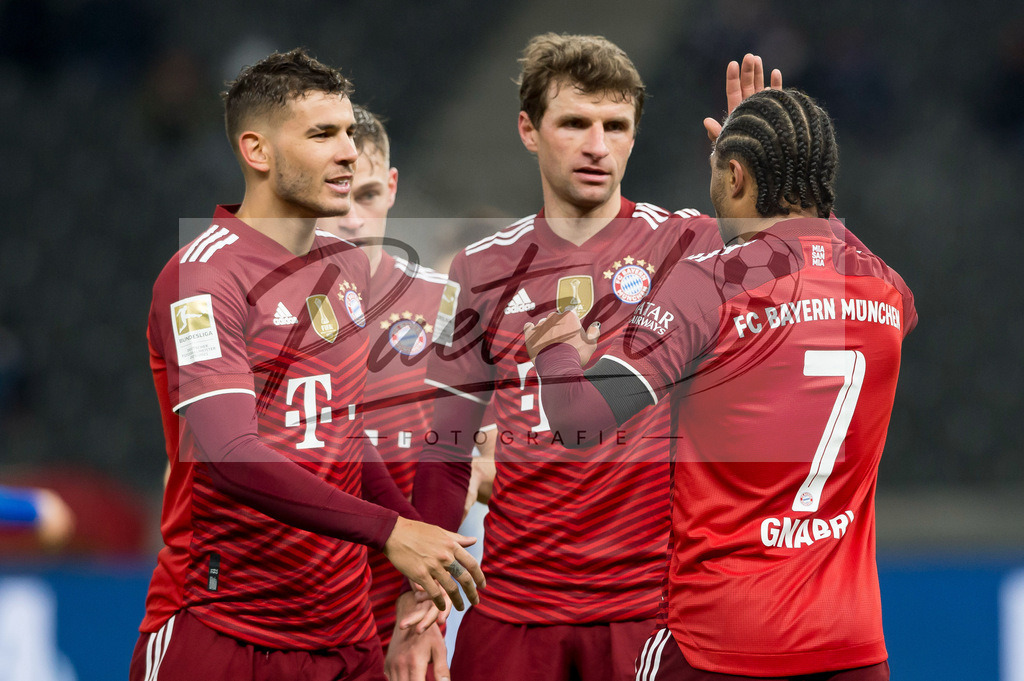 BSCFCB20220123_121 | Fussball, Herren: Serge Gnabry (FC Bayern Muenchen) Torjubel, jubelt mit seiner Mannschaft nach dem Treffer zum 0:4 bei dem Spiel der 1. Bundesliga zwischen Hertha BSC und FC Bayern Muenchen im Olypiastadion am 23.01.2022 in Berlin, Deutschland.DFB / DFL REGULATIONS PROHIBIT ANY USE OF PHOTOGRAPHS AS IMAGE SEQUENCES AND/OR QUASI-VIDEO. - Realisiert mit Pictrs.com