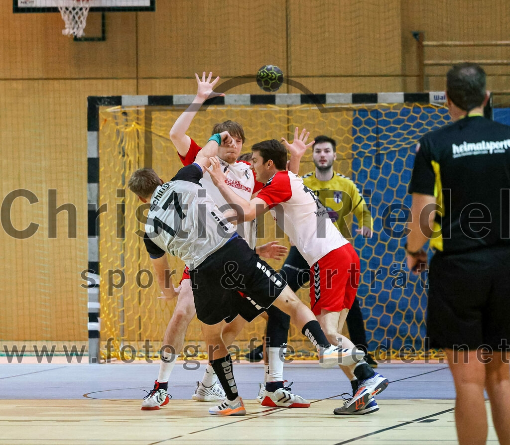 2023-01-21_004_SpVgg_Altenerding_gegen_SC_Eching | Erding, Deutschland, 21.01.2023:
Handball, Bezirksoberliga Männer 2022 / 2023, 12. Spieltag, SpVgg Altenerding gegen SC Eching, Endergebnis: 29:34

Thomas Landsmann (SC Eching, #17), Niklas Fleps (SpVgg Altenerding, #17), Quirin Huber (SpVgg Altenerding, #19)

Foto: Christian Riedel / fotografie-riedel.net