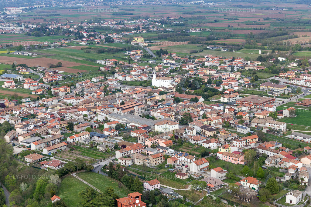 Aerial view: View of the town in Carpacco in the state Friuli Venezia Giulia, Italy. – Photo: IMG_098746.jpg taken on 04/07/2017 by Werner Riehm/FLY-FOTO.com – Resolution of the original: 5472 x 3648 px