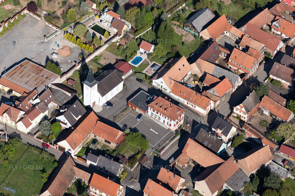 Vue aérienne: Vue de la ville à Bischholtz dans le département Bas Rhin, France. Photo: IMG_099457.jpg prise le 30/04/2017 par Werner Riehm/FLY-FOTO.eu – Résolution de l'original: 5472 x 3648 px