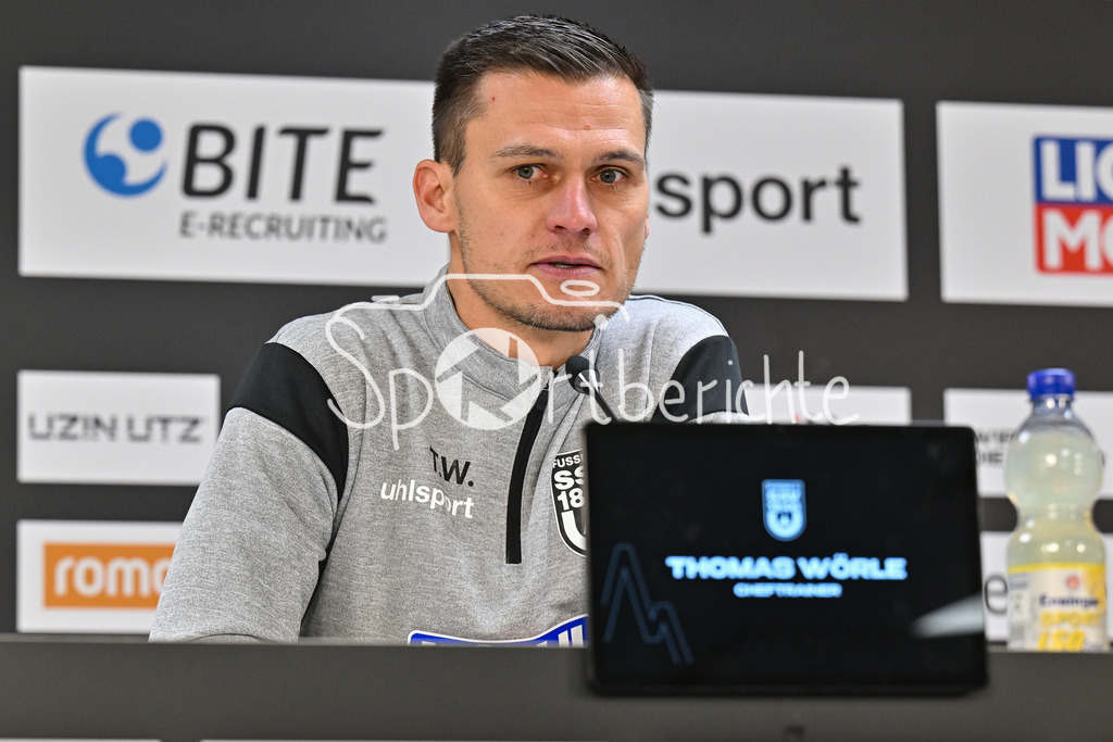 SSV Ulm 1846 Fussball - FC Schalke 04 | Im Bild SSV Ulm 1846 Fussball Trainer Thomas WOERLE auf der Pressekonferenz nach dem 0-0 gegen Schalke / Freisteller / Einzelfoto / 2. Bundesliga: SSV Ulm 1846 Fussball - FC Schalke 04, Donaustadion am 01.11.2024