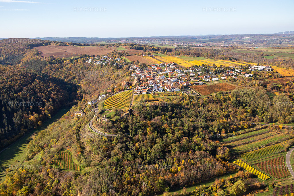 Luftbild: Herbstliche verfärbte Dorf - Ansicht in Battenberg im Bundesland Rheinland-Pfalz in Deutschland. Foto: IMG_123606.jpg vom 31.10.2020 durch Werner Riehm/FLY-FOTO.de