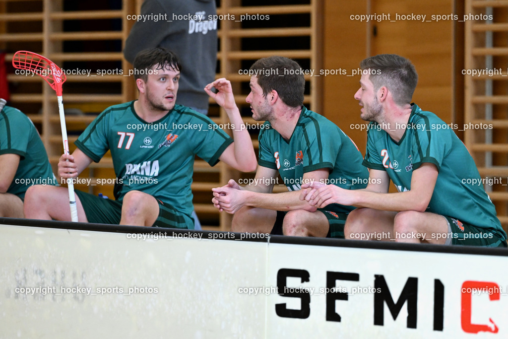 VSV Unihockey vs. FBC Dragons | Spielerbank FBC Dragons, #77 RAUCHMANN Anton FCB Dragons, #33 EGENHOFER Alex FCB Dragons, #28 EGENHOFER Arno FCB Dragons, VSV Unihockey vs. FBC Dragons, VSV Unihockey vs. FBC Dragons am 22.12.2024 in Villach (Ballspielhalle St. Martin), Austria, (Photo by Bernd Stefan)