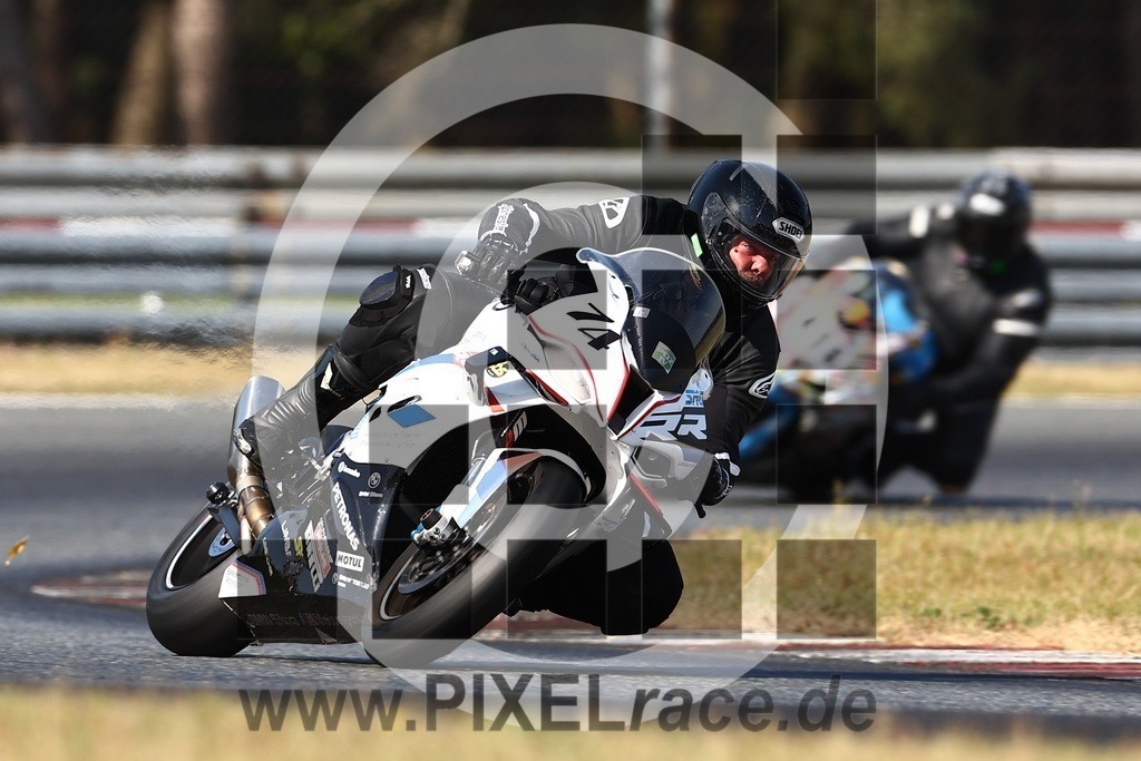 0074-20240906_06615 | Schöne Erinnerungen an spannende Momente - das festzuhalten ist unser Job. PIXELrace.de ist seit 2003 auf den Rennstrecken Europas unterwegs um die Action draußen beim Fahren und die wunderbare Stimmung imm Fahrerlager für euch einzufangen.