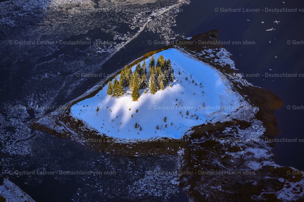 3700169 | schneebedeckte Insel im Unterbecken Pumpspeicherwerk Goldisthal
