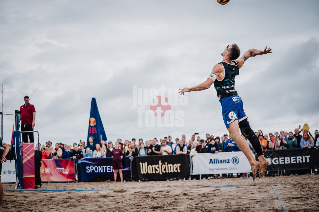 Beachvolleyball | Männer | Deutsche Meisterschaften 2025 Timmendorfer Strand | 05.09.2025 | David Poniewaz beim letzten Aufschlag seiner Karriere