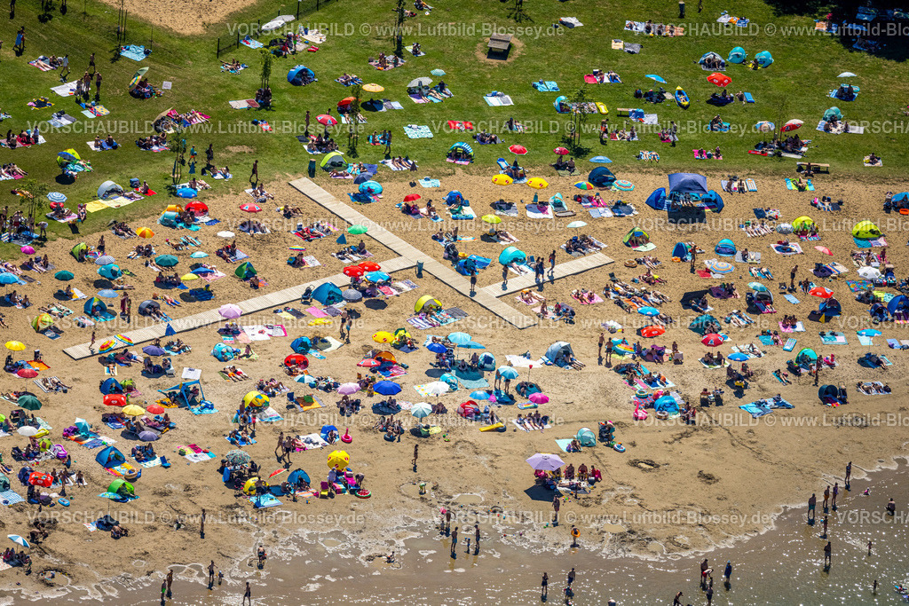Voerde240803007StrandbadTenderingssee_Freibad | Luftbild, Strandbad Tenderingssee, Freibad am Tender, Sandstrand und Liegewiese mit Badegästen und bunten Sonnenschirmen, spielen und sonnen am Strand, Formen und Farben, Möllen, Voerde, Ruhrgebiet, Nordrhein-Westfalen, Deutschland