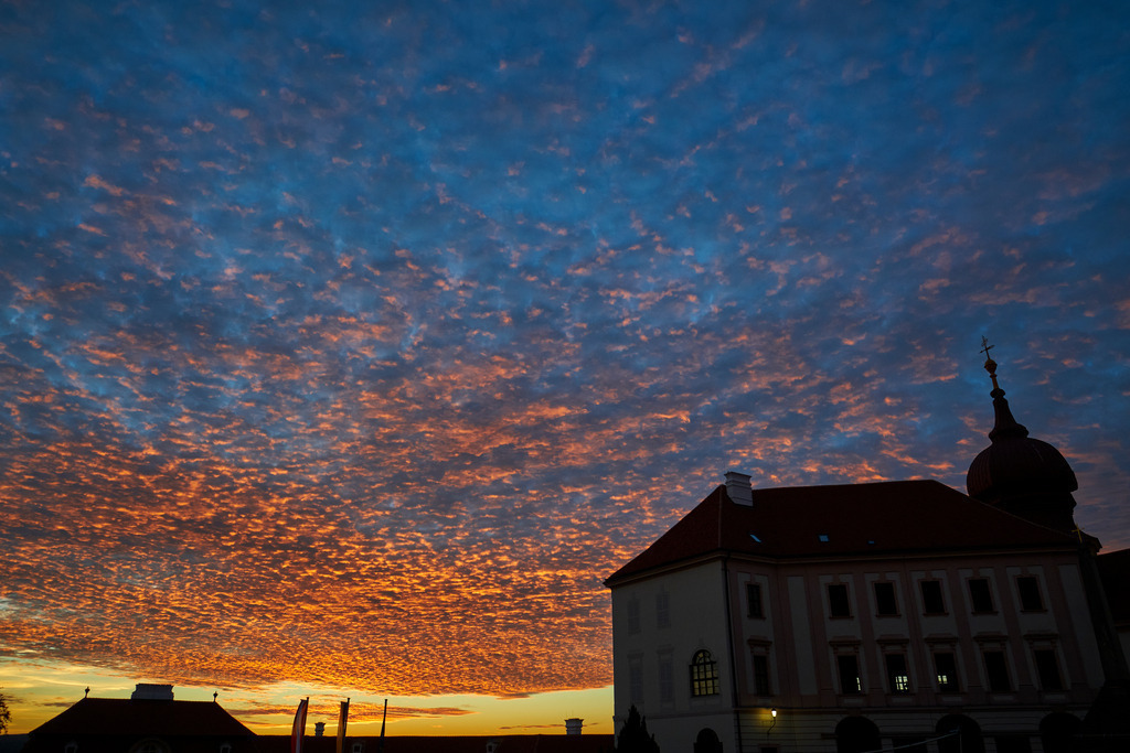 Benediktinerkloster Göttweig, Stiftskirche im Abendlicht | Furth , Austria - August 27, 2020: Benediktinerkloster Göttweig, Stiftskirche im Abendlicht - Realisiert mit Pictrs.com