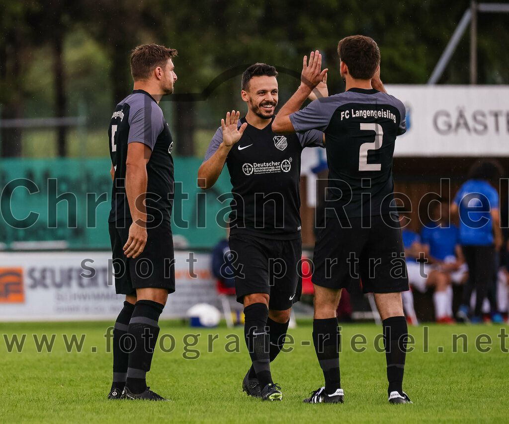 2023-08-05_016_FC_Langengeisling_gegen_SVN_Muenchen | Erding, Deutschland, 05.08.2023:
Fußball, Bezirksliga Oberbayern Ost 2023 / 2024, 2. Spieltag, FC Langengeisling gegen SVN München, Endergebnis: 1:3

Andreas Buchberger (FC Langengeisling, #5), Maximilian Hintermaier (FC Langengeisling, #13), Lucas Seeholzer (FC Langengeisling, #2)

Foto: Christian Riedel / fotografie-riedel.net