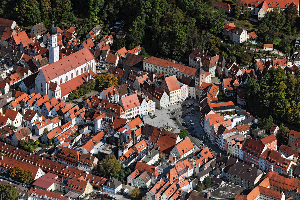 dr__0056172.jpg | LANDSBERG AM LECH 07.10.2024 Platz- Ensemble im Innenstadt- Zentrum am Hauptplatz in Landsberg am Lech im Bundesland Bayern, Deutschland. // Ensemble space an place in the inner city center on place Hauptplatz in Landsberg am Lech in the state Bavaria, Germany. Foto: Daniel Reiter
