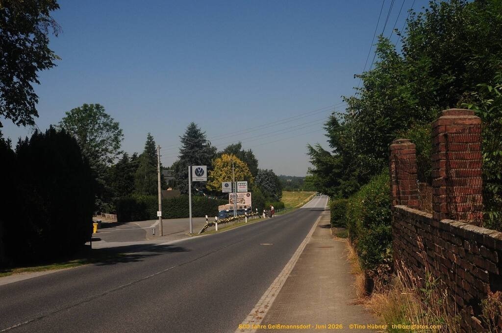 Geißmannsdorf-2026-Ortsbilder-137 | Geißmannsdorf bei Bischofswerda im Sommer 2026. Ein fotografischer Streifzug durch das Dorf Geißmannsdorf, mit Gebäuden, Straßen, Strohpuppen und geschmückten Vorgärten und Grundstücken anlässlich der 800-Jahr-Feier von Geißmannsdorf im Juni 2026 - Realisiert mit Pictrs.com