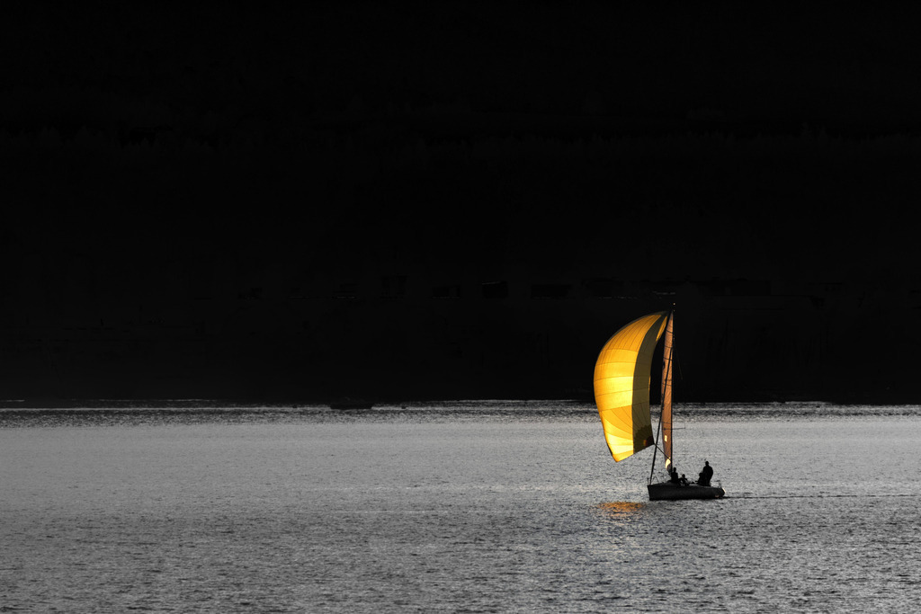 Evening Turn | Dolphin 81 with Spinnaker - Realisiert mit Pictrs.com