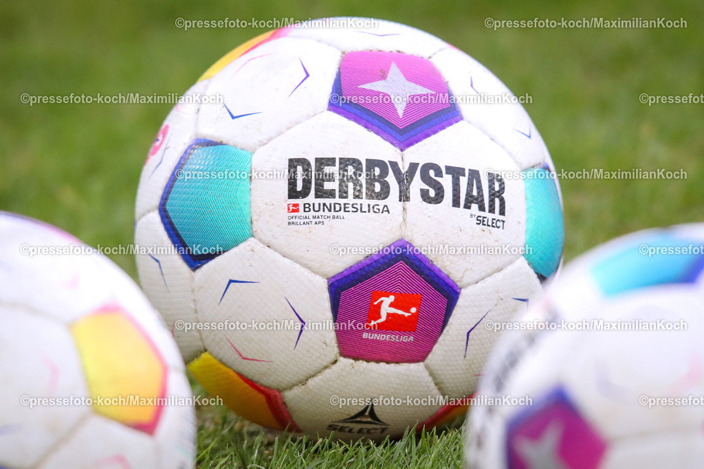 RWE06012402072 | 06.01.2024, Essen, Fußball, Herren, Stadion an der Hafenstraße, Testspiel, Rot-Weiss Essen – 1. FC Köln:  Der offizielle Spielball der 1.Bundesliga Derbystar Select liegt auf dem rasen. 
DFB regulations prohibit any use of photographs as image sequences and or quasi-video.