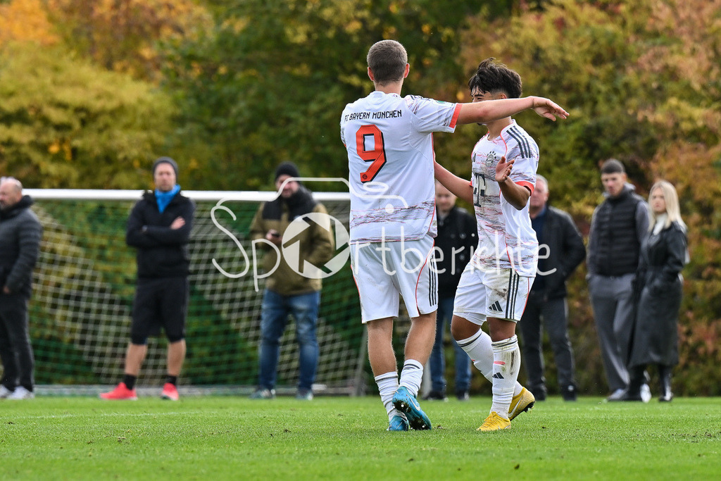 SpVgg Unterhaching U19 - FC Bayern München U19 | Jubel der Gäste nach dem Treffer zum 0-2 durch Maycon Douglas NORMANHA CAROZO (FC Bayern München U19 11) / Tor / Torschuetze / Freude / Happy / U19 DFB Nachwuchsliga: SpVgg Unterhaching - FC Bayern München; Sportschule Oberhaching am 18.10.2025
