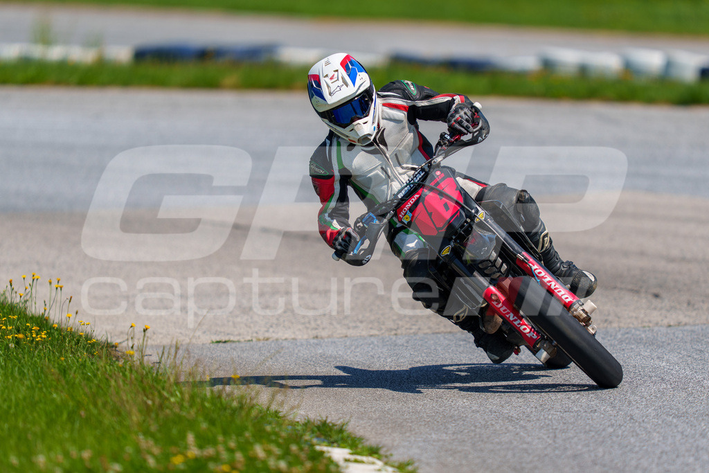G-Cup + Supermoto Staatsmeisterschaft + Hungarian Supermoto Championship | GRIPcapture steht für authentische Sportfotografie in Österreich – für Momente, die mehr sind als Geschwindigkeit oder Ergebnis. Es geht um Emotion, Spannung, Fokus und den Augenblick, der oft nur einen Wimpernschlag dauert.Ob Motorsport, Teamsport oder 