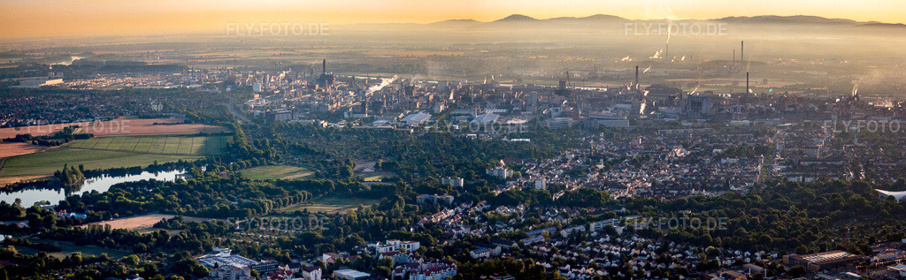 Luftbild: Panorama der BASF von Friesenheim bis zum Odenwald im Ortsteil BASF in Ludwigshafen im Bundesland Rheinland-Pfalz in Deutschland. Foto: IMG_69460-Bearbeitet.jpg vom 04.07.2014 durch Werner Riehm/FLY-FOTO.deAuflösung des Originals: 9142 x 2834 px