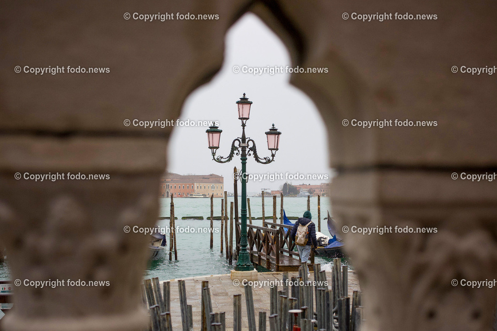 Italien_ Venedig_ 16.02.2024-7 | 16.02.2024, Italien, ITA, Venetien, Venedig, im Bild Venedig, Stadtansichten, Touristen, Reisefeature, venezianisch, Reise, Venedig, Venezia, Venetien, Stadtansicht, Campanile, Canale Grande, Markusplatz, Markuskirche, Touristen, Gondel, Gondolere, Faehre, Motorboot, Wassertaxi, Vaporetto, Adria, Lagune, Pfahlbauten, Bruecke, Rialtobruecke, La Gondola, Dogenpalast, Italien, Hochwasser, Creativ, Kreativ
