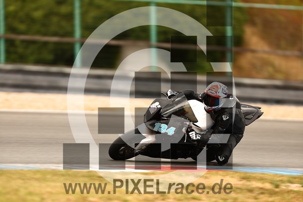 0134-20250830_07663 | Schöne Erinnerungen an spannende Momente - das festzuhalten ist unser Job. PIXELrace.de ist seit 2003 auf den Rennstrecken Europas unterwegs um die Action draußen beim Fahren und die wunderbare Stimmung imm Fahrerlager für euch einzufangen.