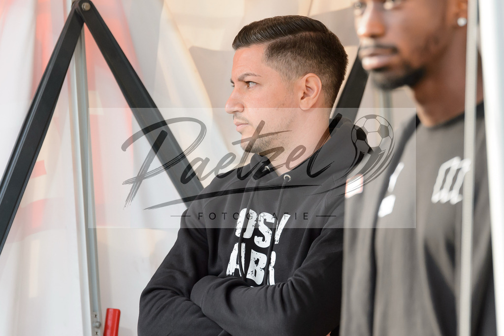 OSNVKO2021090620210906_244 | Fussball, Herren: Sportdirektor Amir Shapourzadeh (VfL Osnabrueck) schaut beim Spiel der 3. Liga zwischen VfL Osnabrueck und FC Viktoria Koeln im Stadion an der Bremer Bruecke am 06.09.2021 in Osnabrueck, Deutschland.DFB / DFL REGULATIONS PROHIBIT ANY USE OF PHOTOGRAPHS AS IMAGE SEQUENCES AND/OR QUASI-VIDEO. - Realisiert mit Pictrs.com